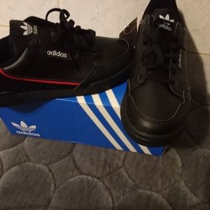 Adidas shoes NWT women's size 7 / 5YOUTH